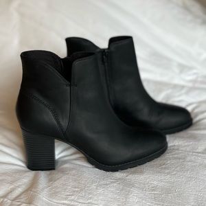 Worn once! Clarks Sz 11 black ankle boot